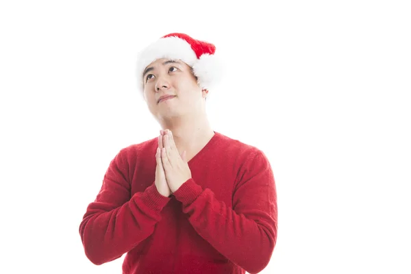 Giovane uomo asiatico con cappello di Natale isolato su bianco . — Foto Stock