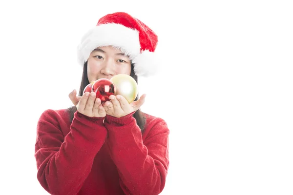 Giovane donna asiatica con cappello di Natale isolato su bianco . — Foto Stock