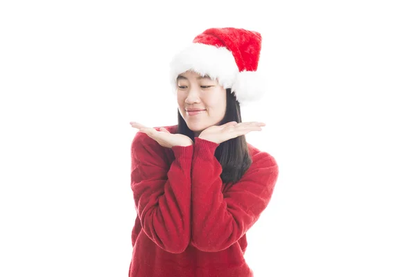 Jovem mulher asiática com chapéu de Natal isolado no branco . — Fotografia de Stock