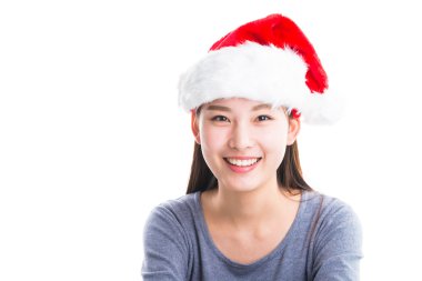 Genç Asyalı kadın üzerinde beyaz izole Noel şapka ile.