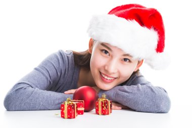 Genç Asyalı kadın üzerinde beyaz izole Noel şapka ile.