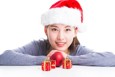 Genç Asyalı kadın üzerinde beyaz izole Noel şapka ile.