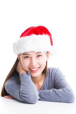 Genç Asyalı kadın üzerinde beyaz izole Noel şapka ile.