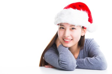 Genç Asyalı kadın üzerinde beyaz izole Noel şapka ile.