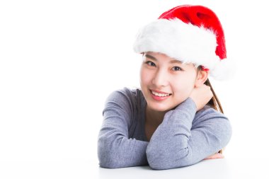 Genç Asyalı kadın üzerinde beyaz izole Noel şapka ile.