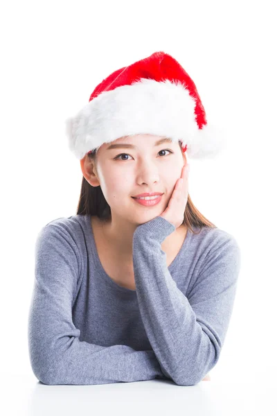 Jovem mulher asiática com chapéu de Natal isolado no branco . — Fotografia de Stock