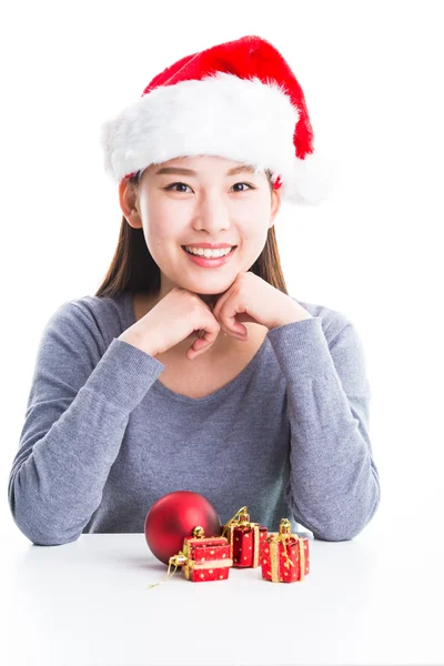 Jovem mulher asiática com chapéu de Natal isolado no branco . — Fotografia de Stock