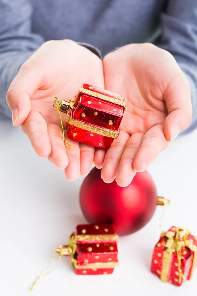 Decorações de Natal nas mãos . — Fotografia de Stock