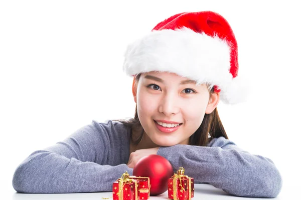 Jovem mulher asiática com chapéu de Natal isolado no branco . — Fotografia de Stock