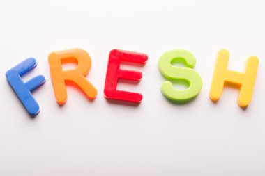 Plastik harfler beyaz arka plan üzerinde izole.