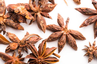 beyaz üzerinde izole edilmiş yıldız anasonu.