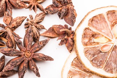 beyaz izole farklı baharatlar.