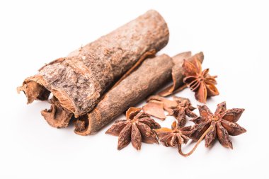 beyaz izole farklı baharatlar.