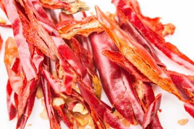 Rendelenmiş kırmızı biber beyaz izole.