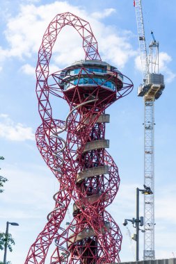 Londra, İngiltere. 13 Temmuz 2020. Arcelor Mattal, Stratford 'daki inşaatın yanındaki Queen Elizabeth Olimpiyat Parkı' nda kayıyor..