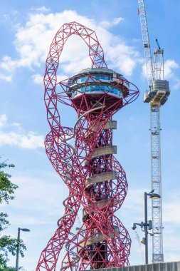 Londra, İngiltere. 13 Temmuz 2020. Arcelor Mattal, Stratford 'daki inşaatın yanındaki Queen Elizabeth Olimpiyat Parkı' nda kayıyor..