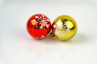 Beyaz arka planda yansıması olan bir Noel süsü. Süsler ve Noel ışığı.