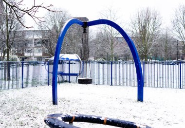 Londra, İngiltere, 24 Ocak 2021 parkı, Londra 'daki ilk kar yağışı sırasında covid-19 nedeniyle kapatıldı. Covid 19.