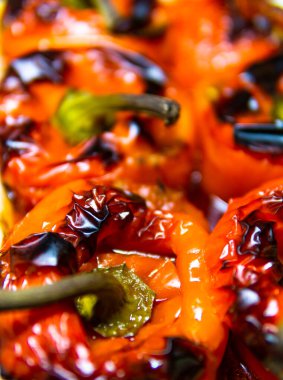 Vejetaryen et ve sebzeli biber dolması.