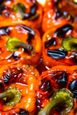 Vejetaryen et ve sebzeli biber dolması.