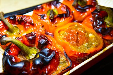 Vejetaryen et ve sebzeli biber dolması.