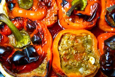 Vejetaryen et ve sebzeli biber dolması.