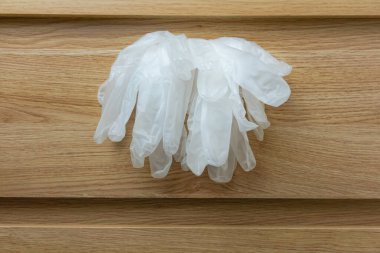 Tahta çekmecelerde asılı tıbbi maskeler ve tek kullanımlık eldivenler.