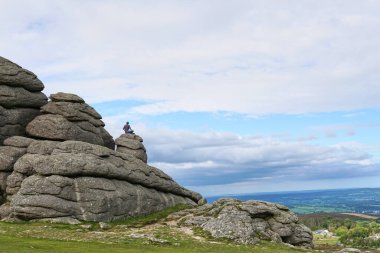 Haytor Rocks, Dartmoor 'un en ünlü simgesi, Devon, İngiltere' de Dartmoor 'un doğu kıyısında bulunan bir granit tordur. güneşli bir gün.