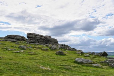 Haytor Rocks, Dartmoor 'un en ünlü simgesi, Devon, İngiltere' de Dartmoor 'un doğu kıyısında bulunan bir granit tordur. güneşli bir gün.