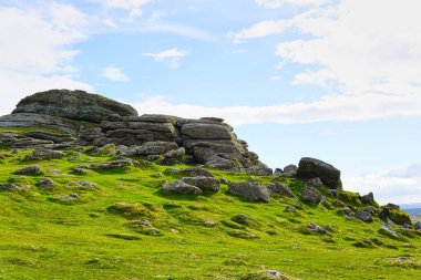 Haytor Rocks, Dartmoor 'un en ünlü simgesi, Devon, İngiltere' de Dartmoor 'un doğu kıyısında bulunan bir granit tordur. güneşli bir gün.