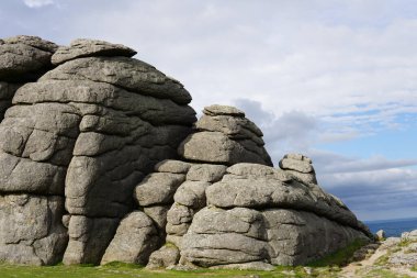 Haytor Rocks, Dartmoor 'un en ünlü simgesi, Devon, İngiltere' de Dartmoor 'un doğu kıyısında bulunan bir granit tordur. güneşli bir gün.