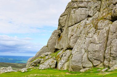 Haytor Rocks, Dartmoor 'un en ünlü simgesi, Devon, İngiltere' de Dartmoor 'un doğu kıyısında bulunan bir granit tordur. güneşli bir gün.