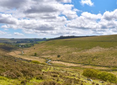 Batı Dart Vadisi ve güzel mavi gökyüzü bulutlu bir günde sağlam bir sınır duvarı, Dartmoor Ulusal Parkı, Devon, İngiltere, İngiltere