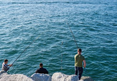brixham, devon. 31 Mayıs 2021. Brixham, Devon 'da balık tutan iki arkadaşı olan mutlu bir adam. Doğada rahatla. Mutlu balıkçı arkadaşlığı. Balık tutmak için güzel bir gün. Balıkçı teknesinde çok balık.