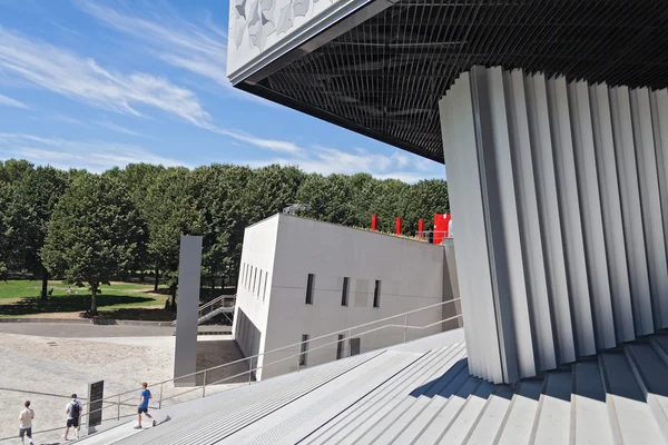 PARIS, FRANCE - AUGUST 5, 2016: Philharmonie de Paris – stockfoto