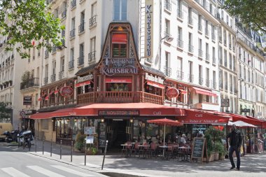 Paris, Fransa - 5 Ağustos 2016: Bir restoran Paris görünümünü 1 arrondissement 