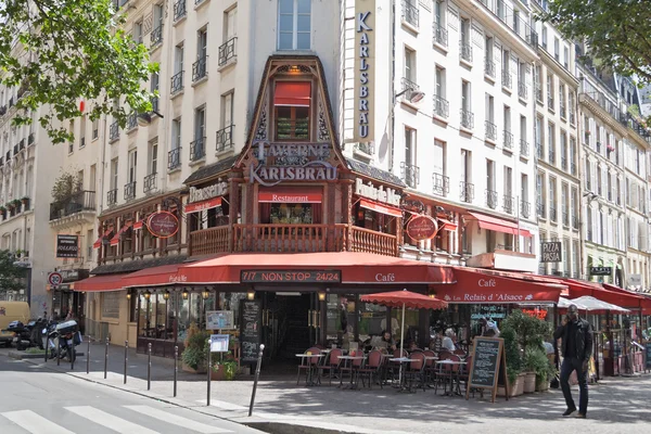 Paris, Francja - 5 sierpnia 2016: Widok z restauracji w Paryżu 1. dzielnica — Zdjęcie stockowe