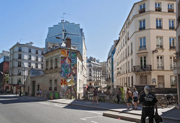 PARÍS, FRANCIA - 8 DE AGOSTO DE 2016: turistas en el Quai de Valmy en el distrito 10 de París — Foto de Stock