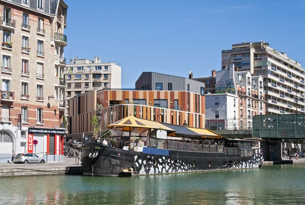 PARÍS, FRANCIA - 9 DE AGOSTO DE 2016: barco restaurante en el canal de Saint Martin en París Francia — Foto de Stock