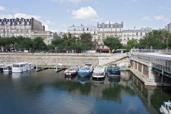 Båtar i Bassin de l Arsenal väster om Place de la Bastille — Stockfoto