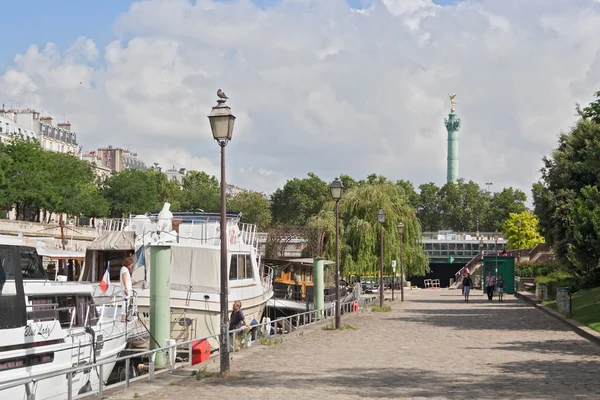 Lodě v Bassin de l Arsenal západně od náměstí Place de la Bastille — Stock fotografie