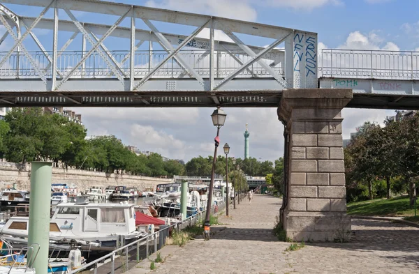 Bassin de l Arsenal ile Place de la Bastille batısındaki tekneler — Stok fotoğraf