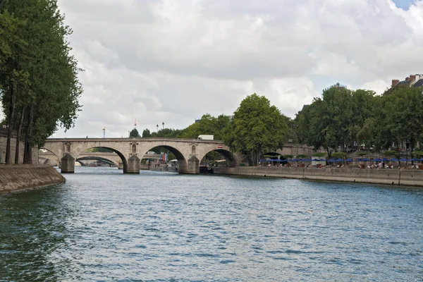 Pont Marie nad jeho řeka v centru Paříže — Stock fotografie