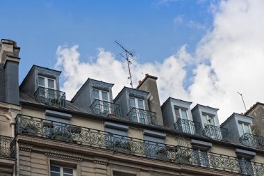 Paris çatı penceresi önünde mavi gökyüzü
