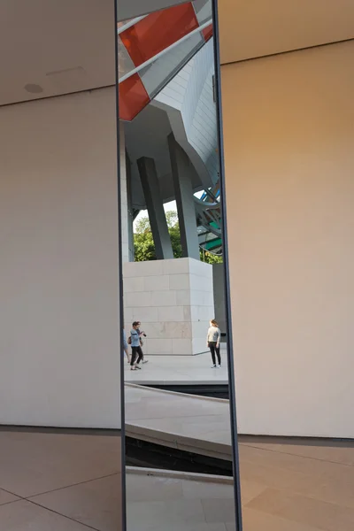 当代艺术博物馆的 Louis Vuitton 基础 — 图库照片