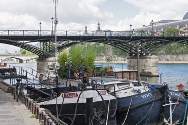 pont des arts yakınındaki seine nehrinde kargo gemileri