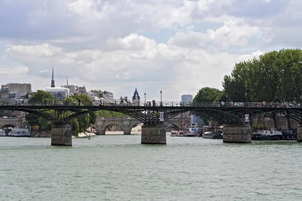 Turistas na ponte do Sena Pont des Arts em Paris — Fotografia de Stock