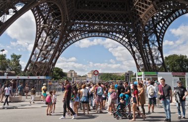 turistler, Paris'te Eyfel Kulesi