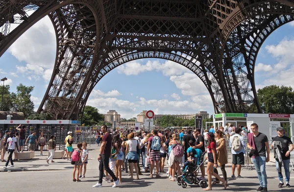 Tourists at the Eiffel Tower in Paris — Stock Photo, Image