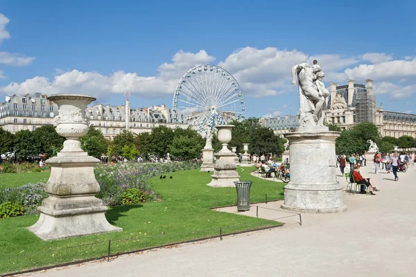 Parisians and tourists in Tuileries garden (Jardin des Tuileries) — Stock Photo, Image